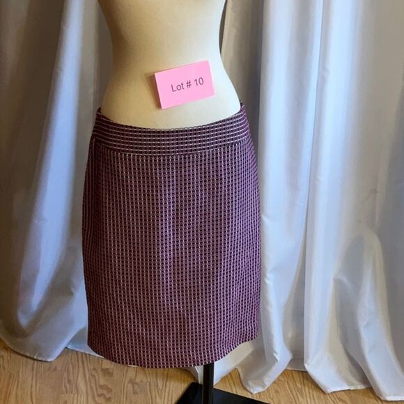 Ann Taylor Dresses & Skirts - ANN TAYLOR size 8 pencil style skirt in purple, black, cream colors